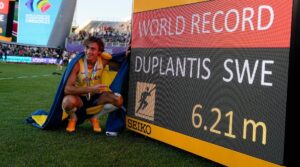 Armand Duplantis breaks his own world record.