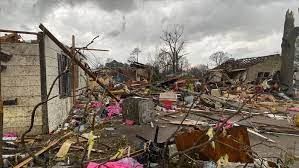 tornadoes strike Arkansas and Illinois, killing at least 7 people